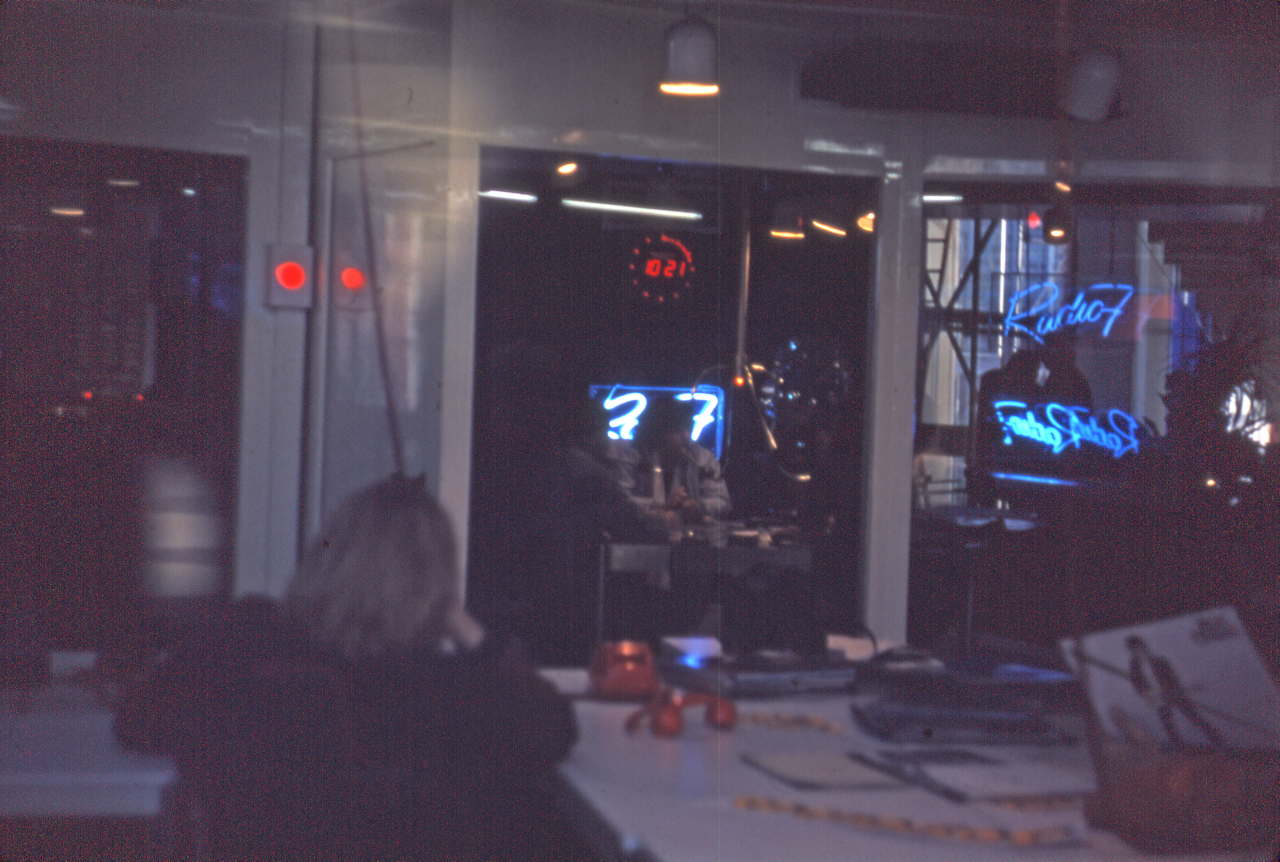 Le studio de Radio 7 en 1980 (Crédits : <a href='https://fr.wikipedia.org/wiki/Radio_7#/media/File:Radio_7_en_1980.jpg' target='_blank' rel='noopener'>Wikipédia</a>) Le studio de Radio 7 en 1980 (Crédits : <a href='https://fr.wikipedia.org/wiki/Radio_7#/media/File:Radio_7_en_1980.jpg' target='_blank' rel='noopener'>Wikipédia</a>)